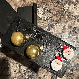 Women’s 2 pair (set) Holiday earrings, ornaments in gold Santa in red &white
